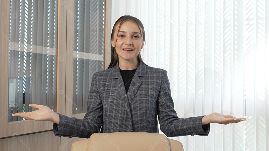 Feliz empresária comemorando conquista na empresa