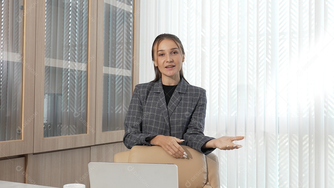 Empresária asiática sorridente em escritório