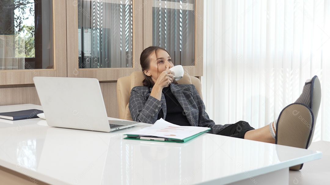 Empresária asiática sorridente em escritório