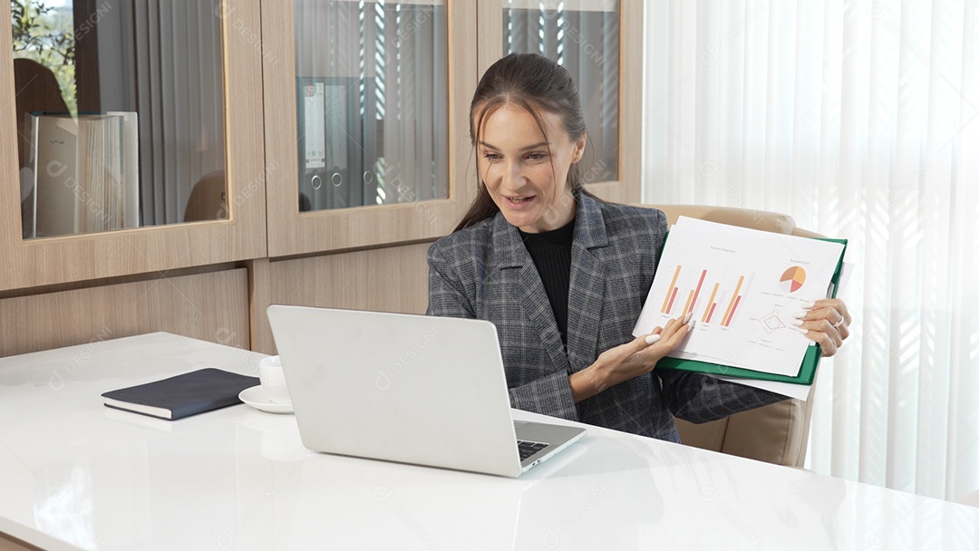 Empresária asiática em videoconferência no escritório