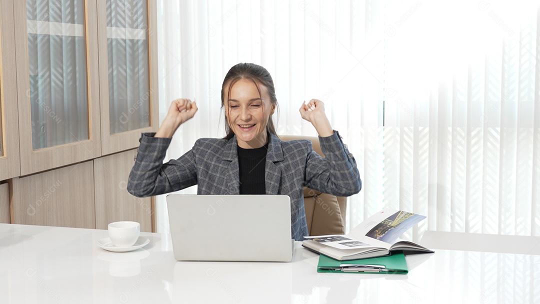 Empresária asiática sorridente em escritório