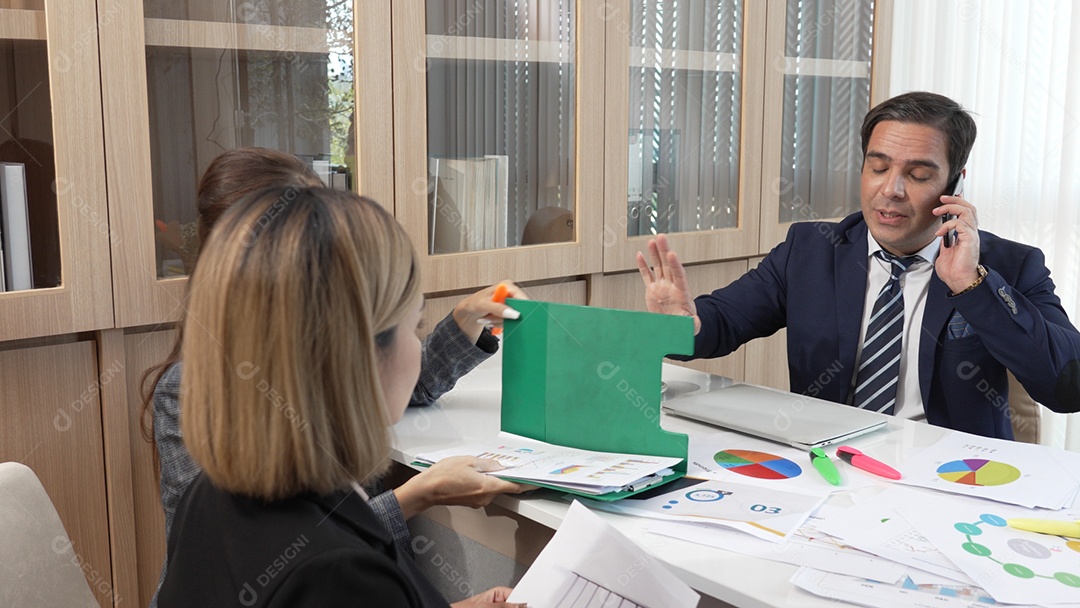 Equipe de empresários no escritório em reunião