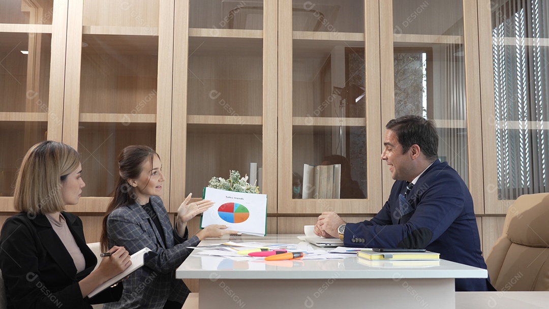 Equipe de empresários no escritório em reunião