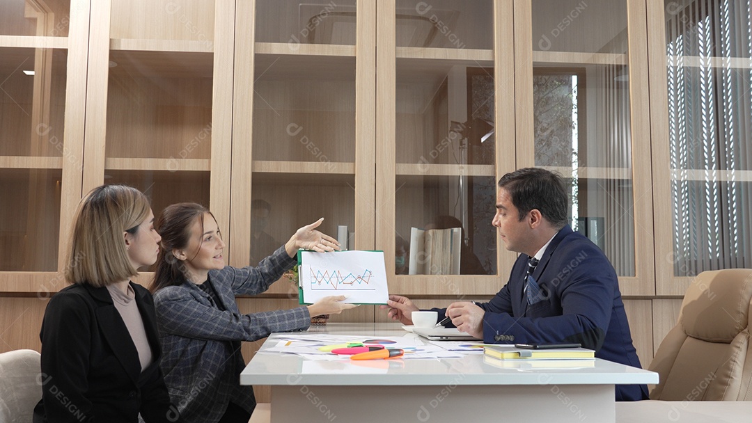 Equipe de empresários no escritório em reunião