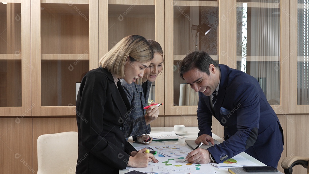 Empresário trabalhando em escritório em reunião com funcionárias