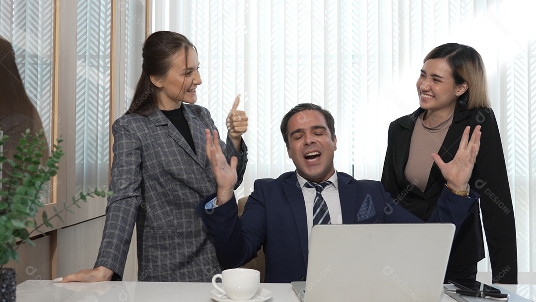 Empresário trabalhando em escritório em reunião com funcionárias