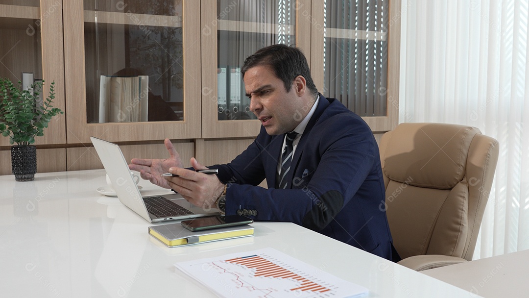 Empresário trabalhando na mesa escritório