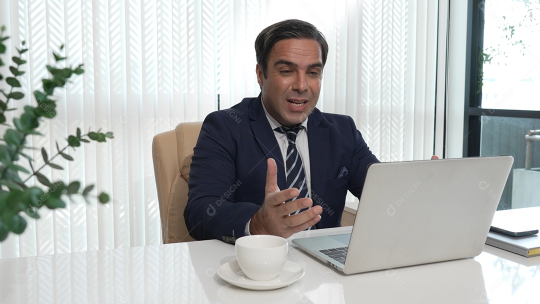 Empresário trabalhando na mesa escritório em vídeo chamada