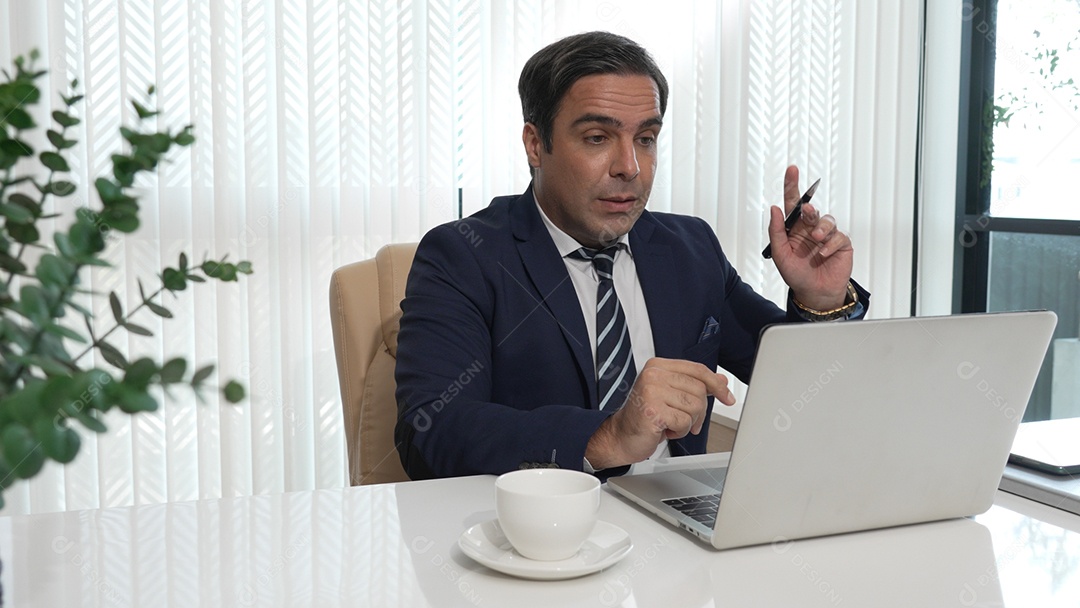 Empresário trabalhando na mesa escritório