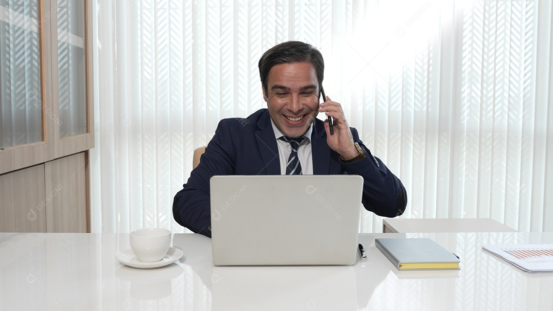 Empresário trabalhando na mesa escritório