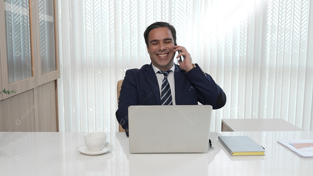 Empresário sorrindo em telefone importante