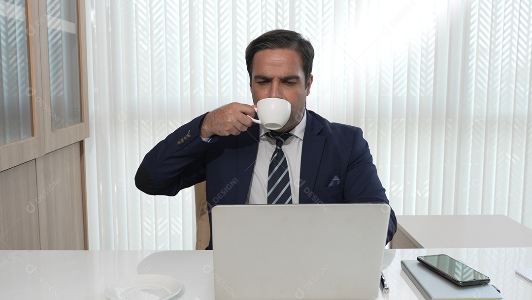 Empresário trabalhando na mesa escritório