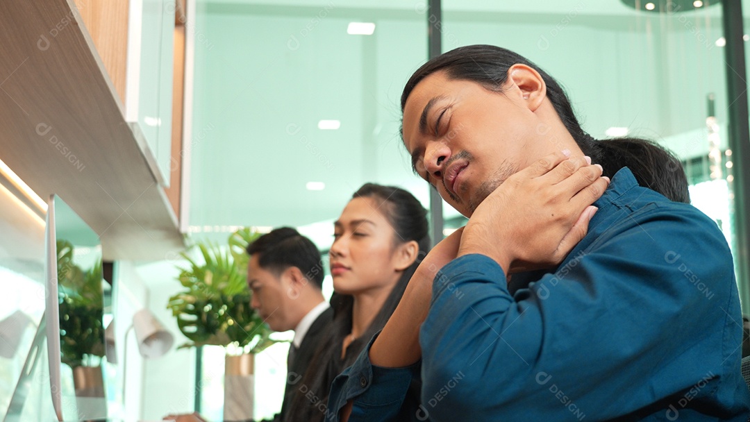 Homem sentindo dores no pescoço no escritório