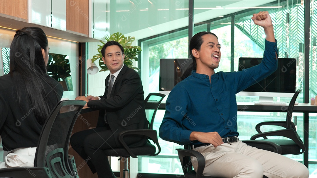 Equipe de funcionários alegres no trabalho