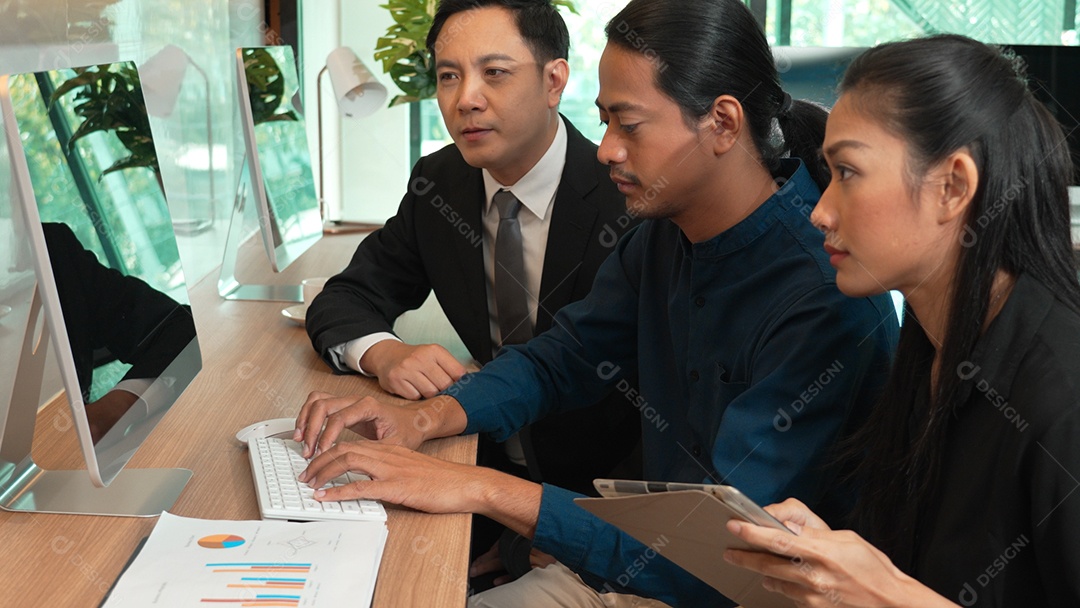 Equipe de funcionários em reunião no escritório