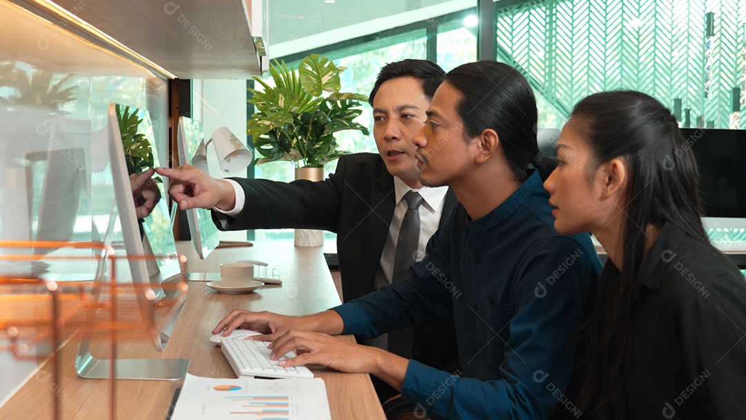 Equipe de funcionários em reunião no escritório