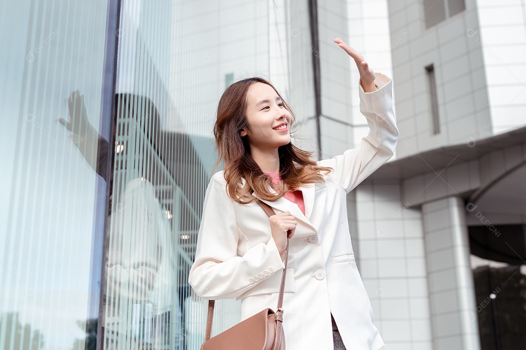 Empresária de beleza asiática sorridente com proteção solar