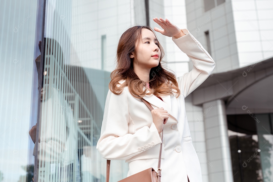 Empresária de beleza asiática sorridente com proteção solar