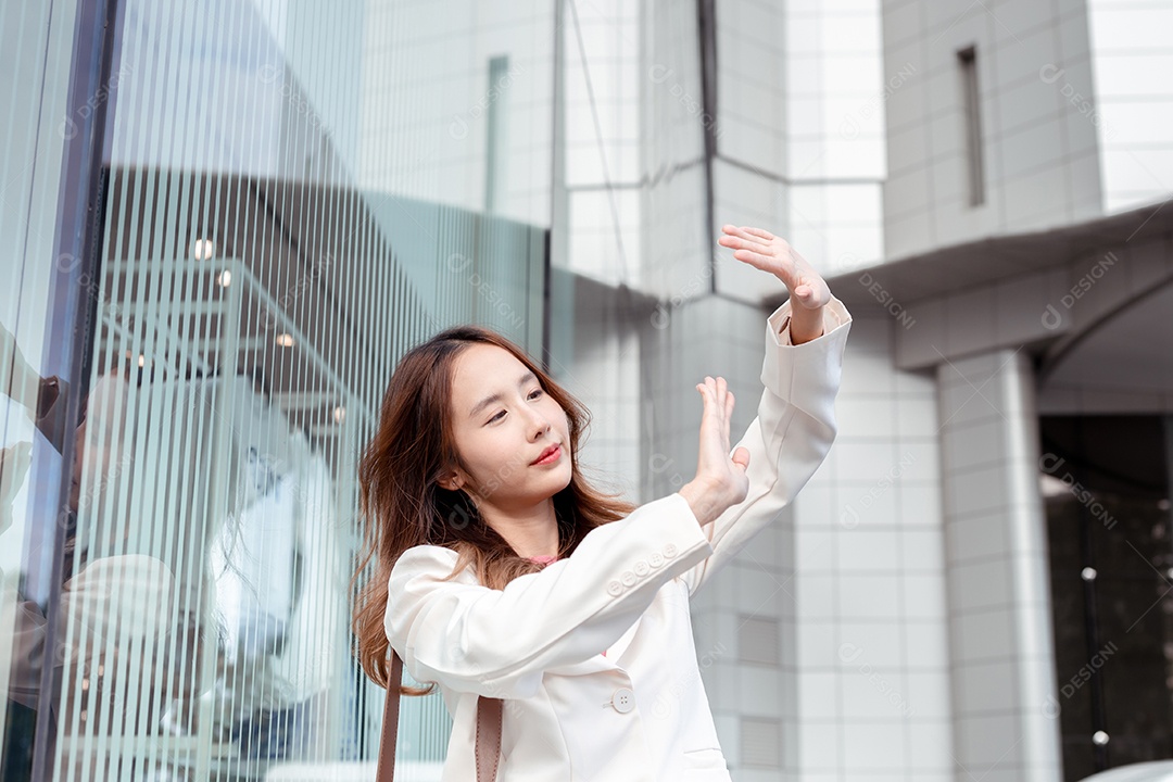 Empresária de beleza asiática sorridente protegendo dos raios solares