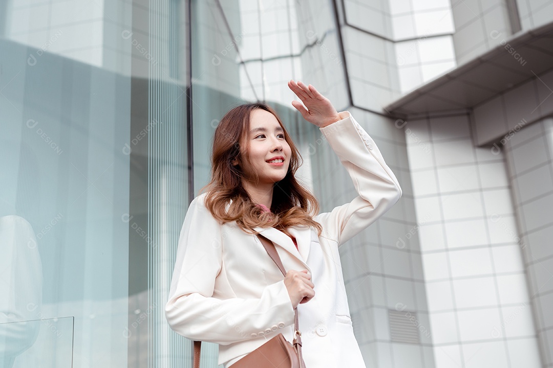 Empresária de beleza asiática sorridente protegendo dos raios solares