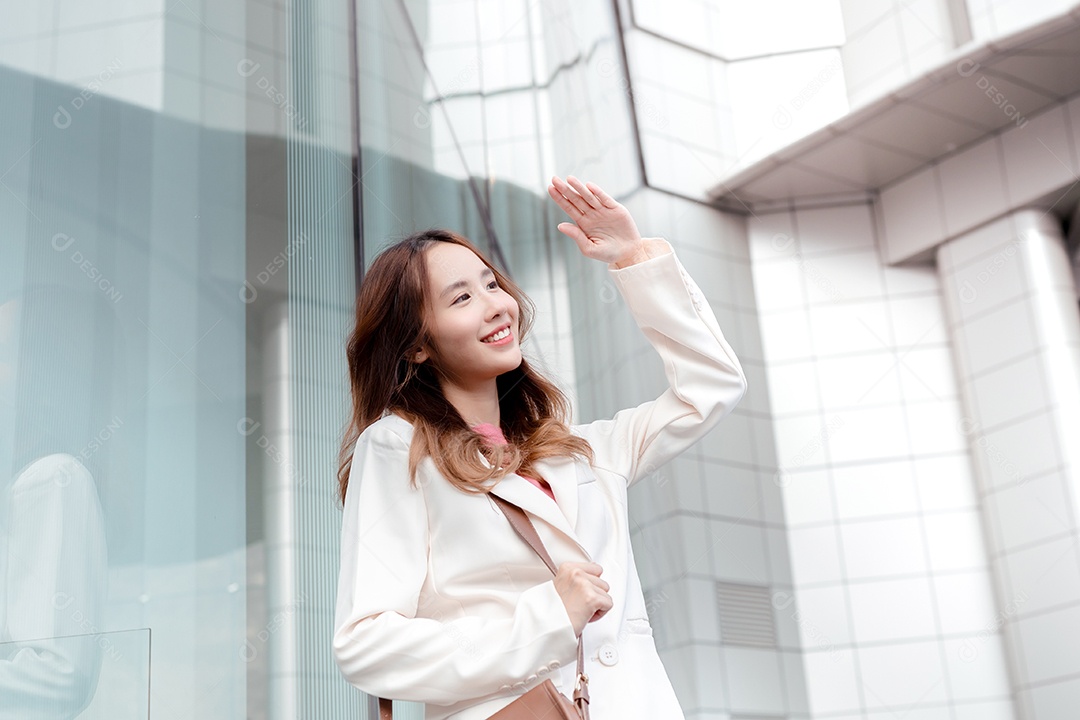 Empresária de beleza asiática sorridente protegendo dos raios solares