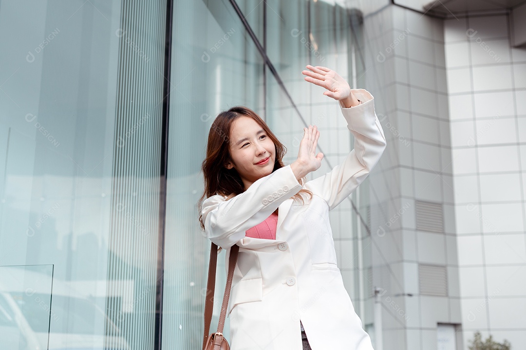 Empresária de beleza asiática sorridente protegendo dos raios solares