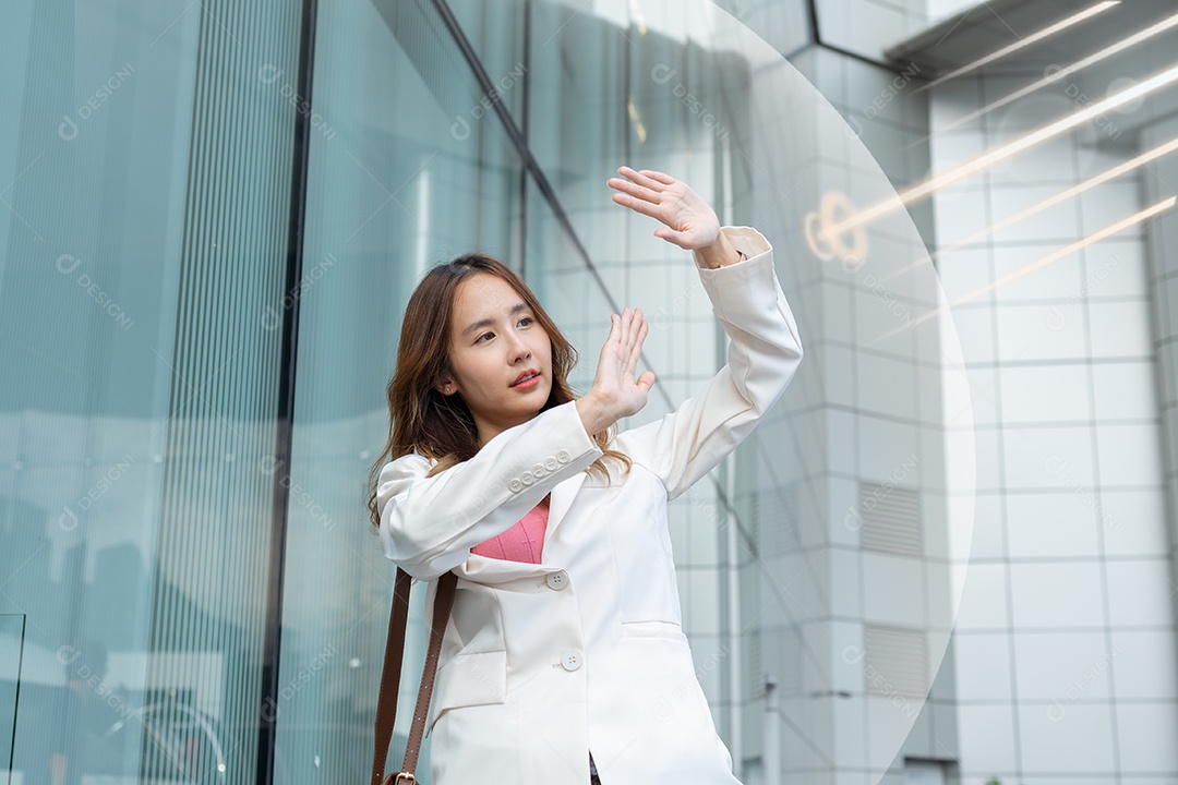 Empresária de beleza asiática sorridente protegendo dos raios solares