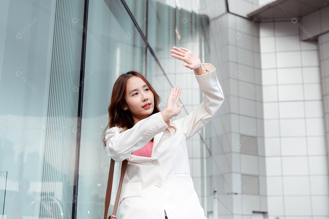 Empresária de beleza asiática sorridente protegendo dos raios solares