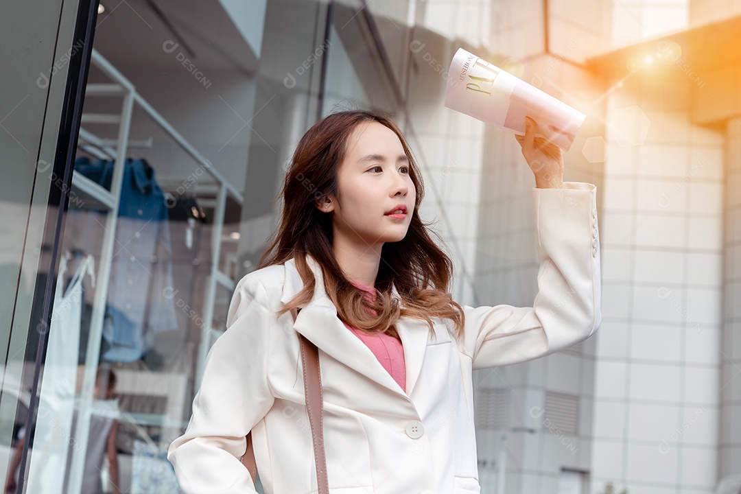 Empresária de beleza asiática sorridente protegendo dos raios solares