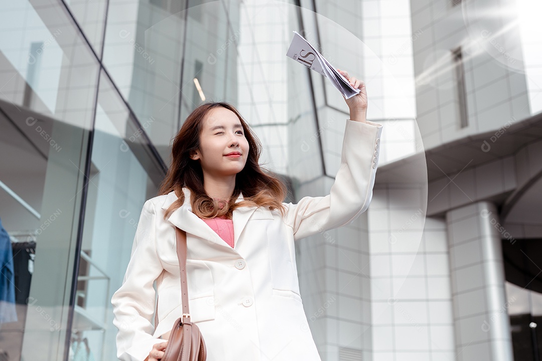 A emoção de estresse da empresária asiática pega o jornal cobre o rosto