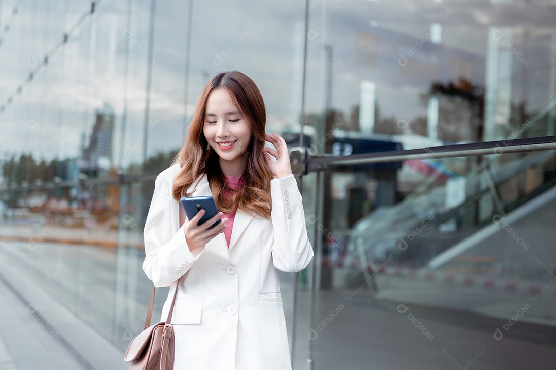 Linda empresária asiática usa smartphone