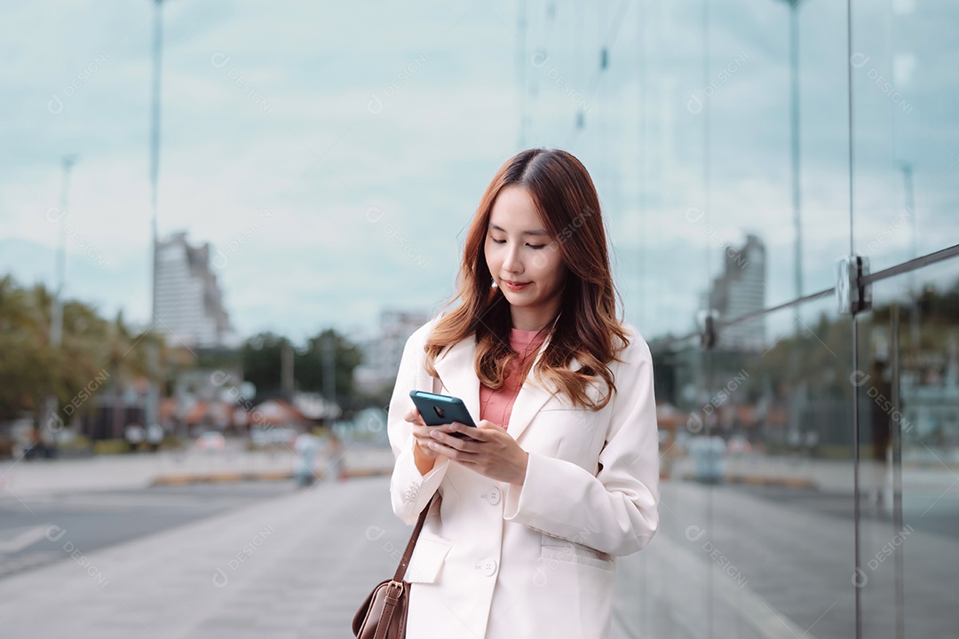 Linda empresária asiática usa smartphone