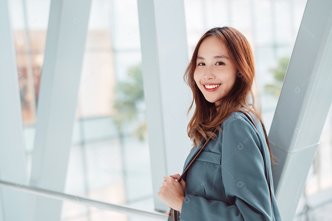 Linda empresária asiática olhando para a câmera