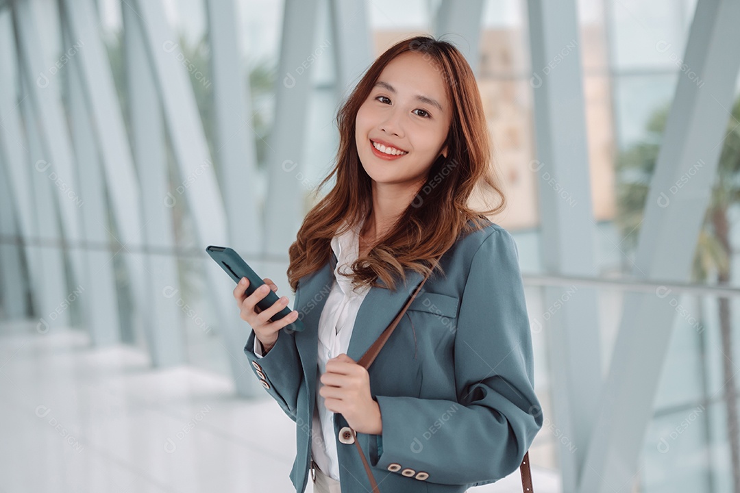 Linda empresária asiática usa smartphone