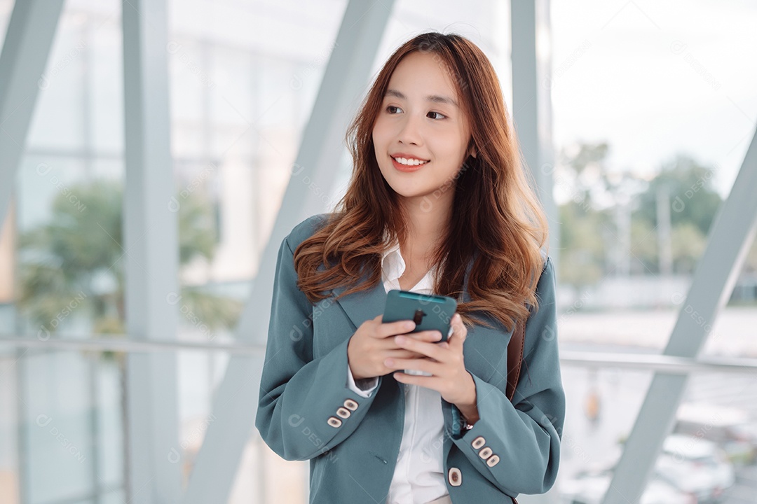 Linda empresária asiática usa smartphone