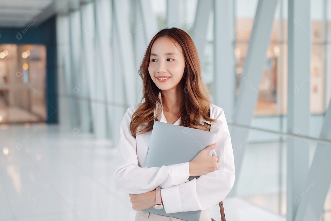 Linda empresária asiática segura laptop