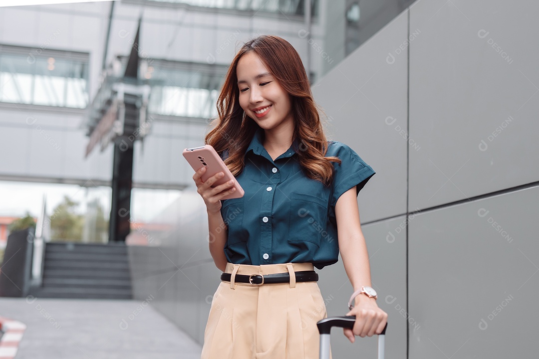 Linda empresária asiática usa smartphone