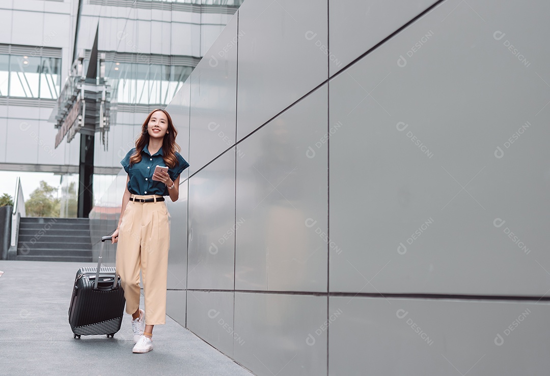 Linda empresária asiática usa smartphone