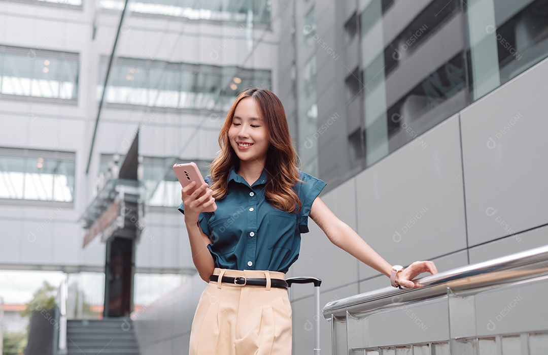Linda empresária asiática usa smartphone