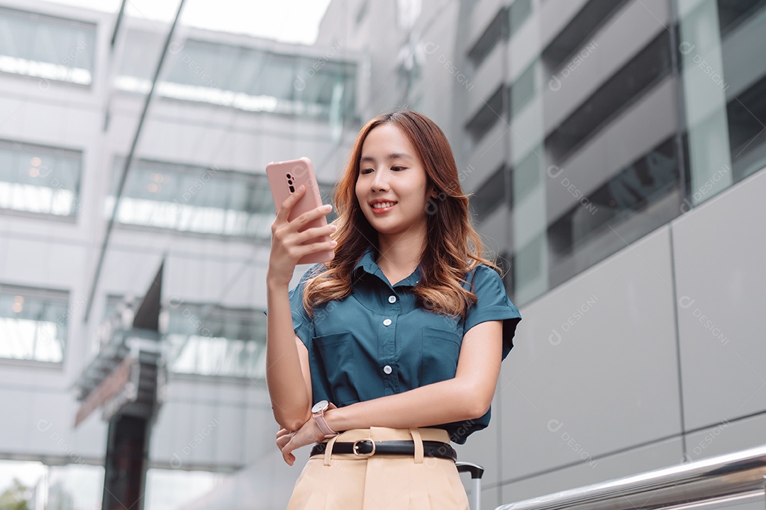 Linda empresária asiática usa smartphone