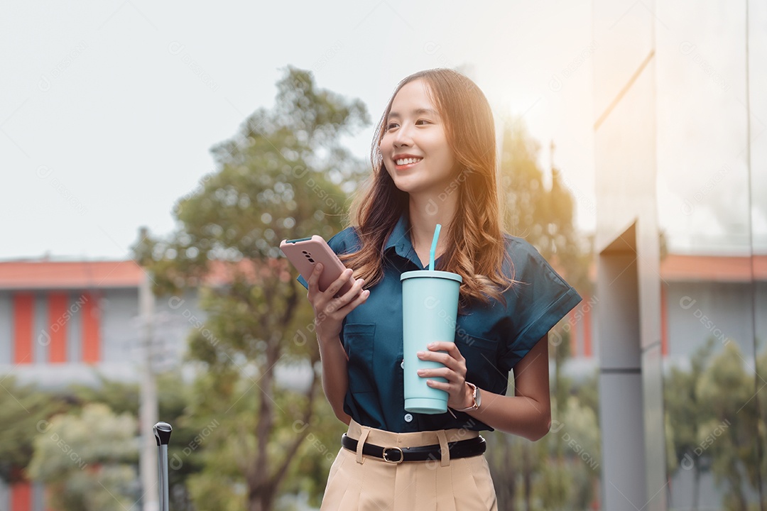 Linda empresária asiática usa smartphone