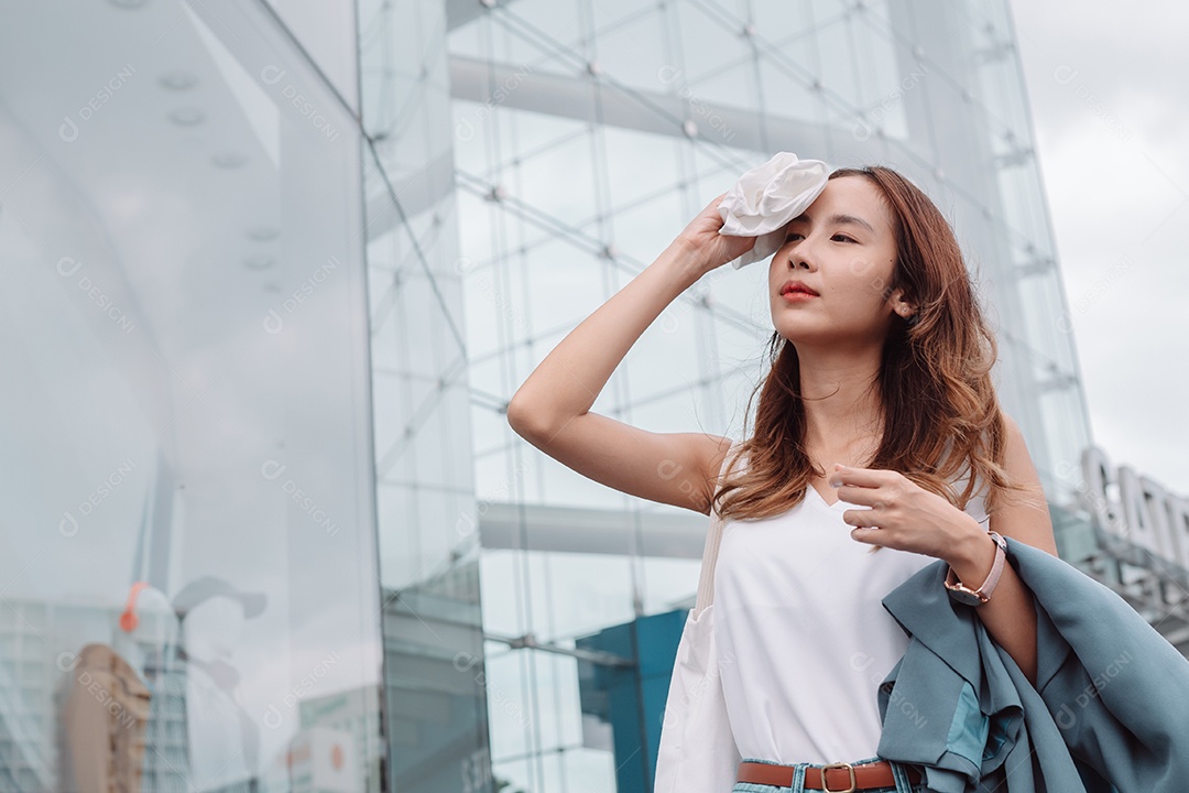 A pele facial da empresária asiática é danificada pelo ataque UV da luz solar