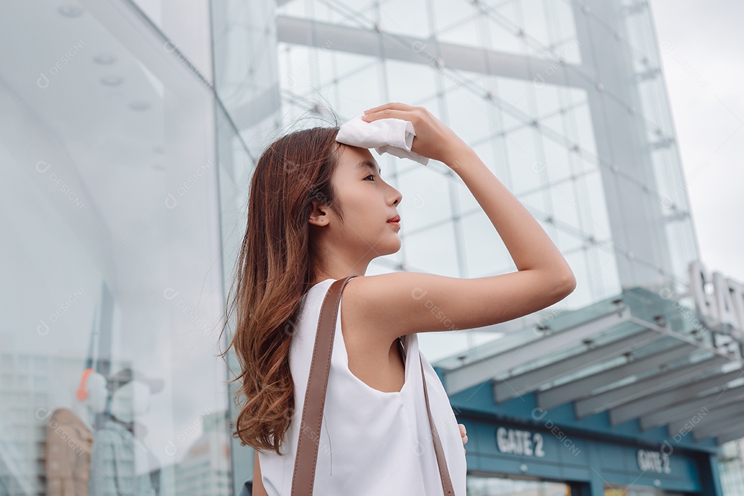A pele facial da empresária asiática é danificada pelo ataque UV da luz solar