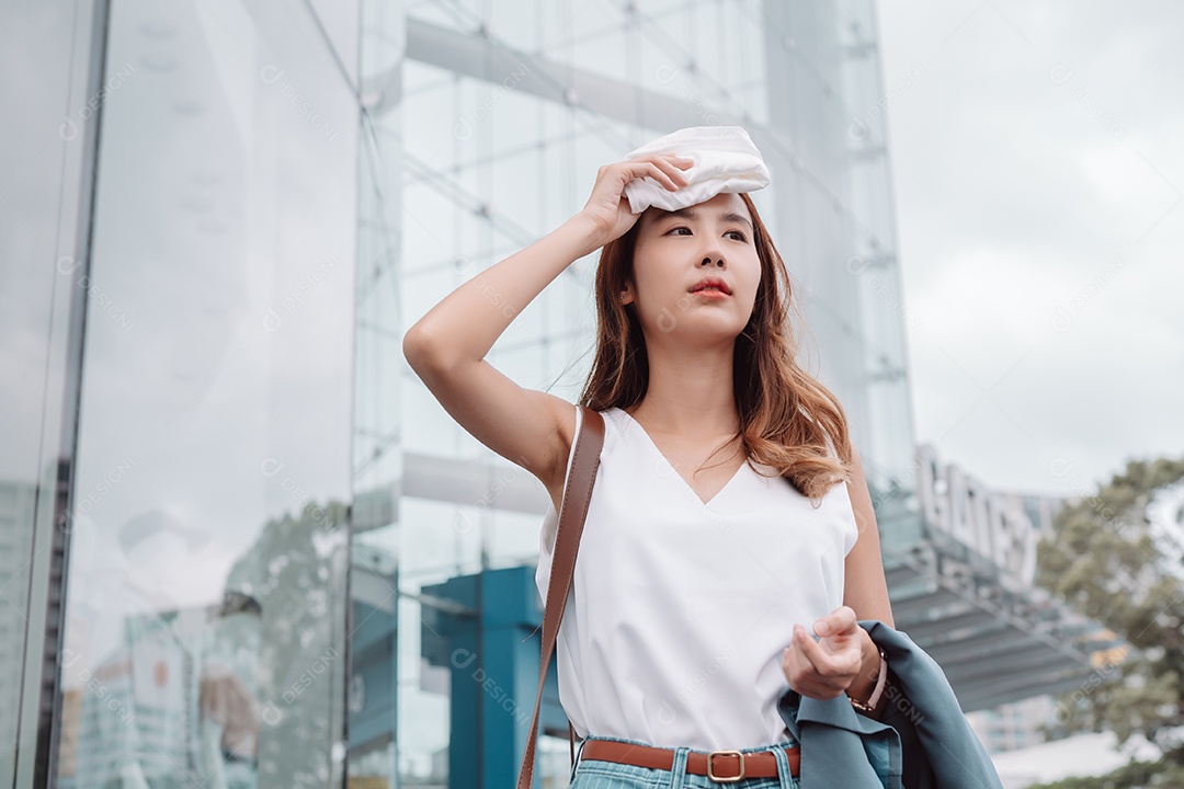 A pele facial da empresária asiática é danificada pelo ataque UV da luz solar