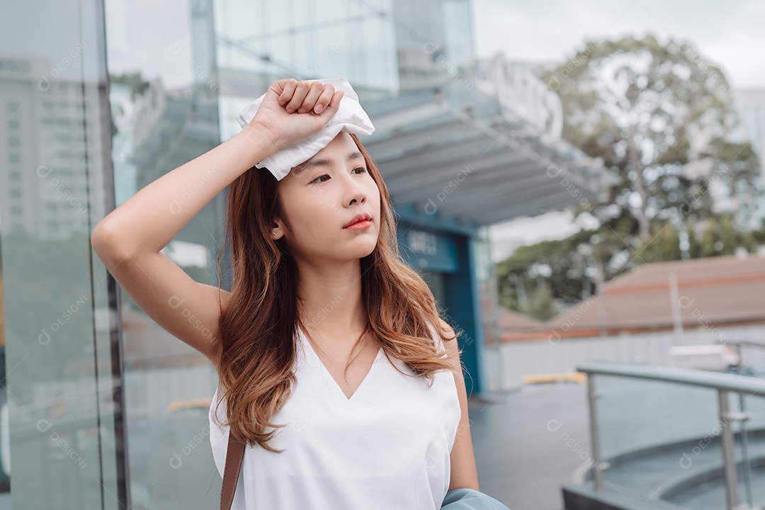 A pele facial da empresária asiática é danificada pelo ataque UV da luz solar