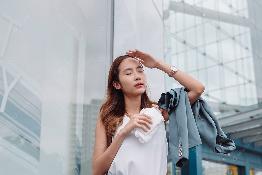 A pele facial da empresária asiática é danificada pelo ataque UV da luz solar