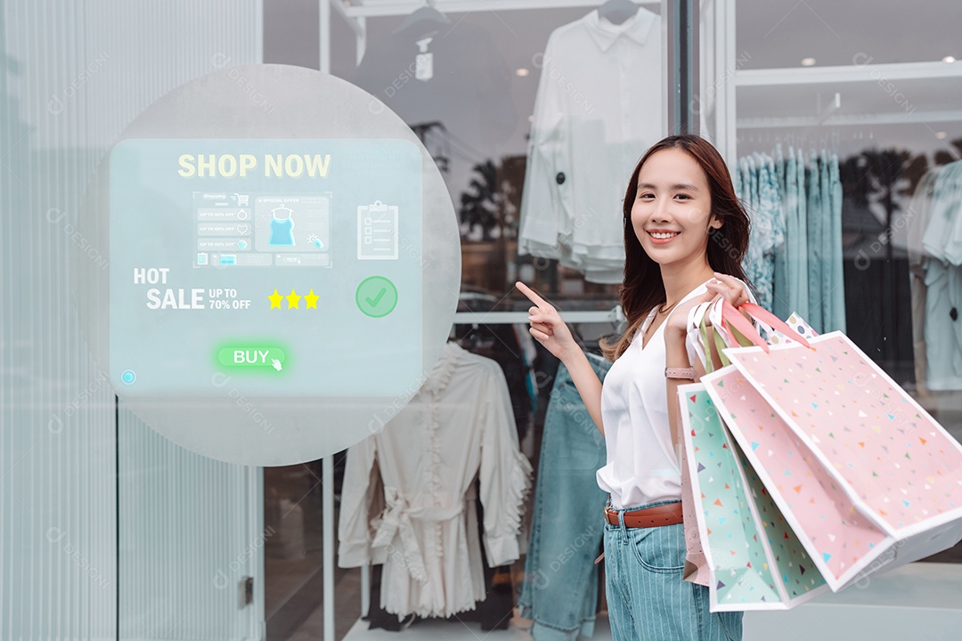Linda mulher asiática segurando sacolas de compras