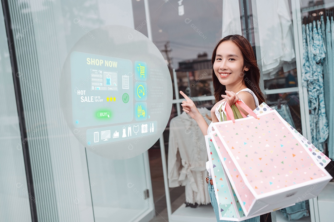 Linda mulher asiática segurando sacolas de compras