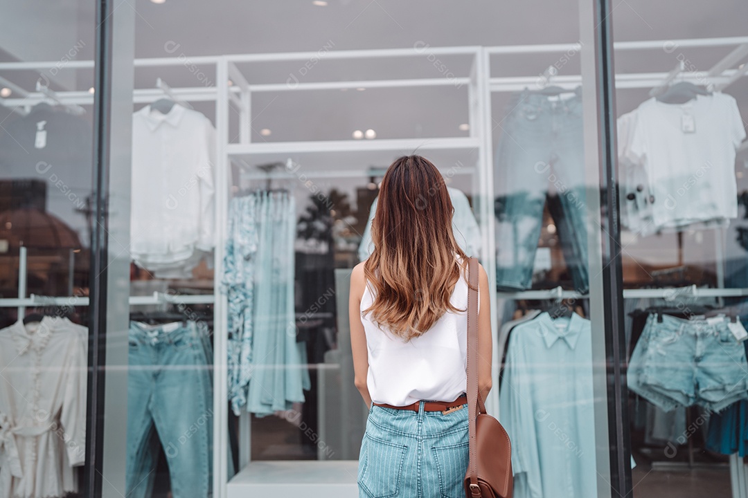 Linda mulher asiática segurando sacolas de compras