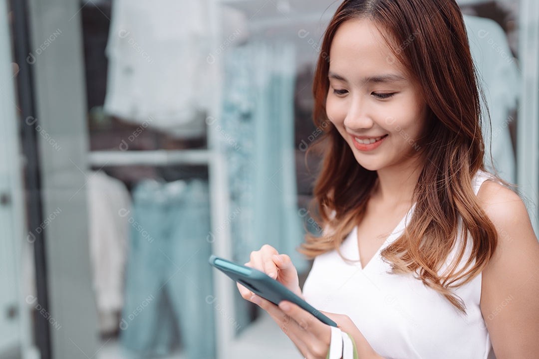 Linda mulher asiática segurando sacolas de compras